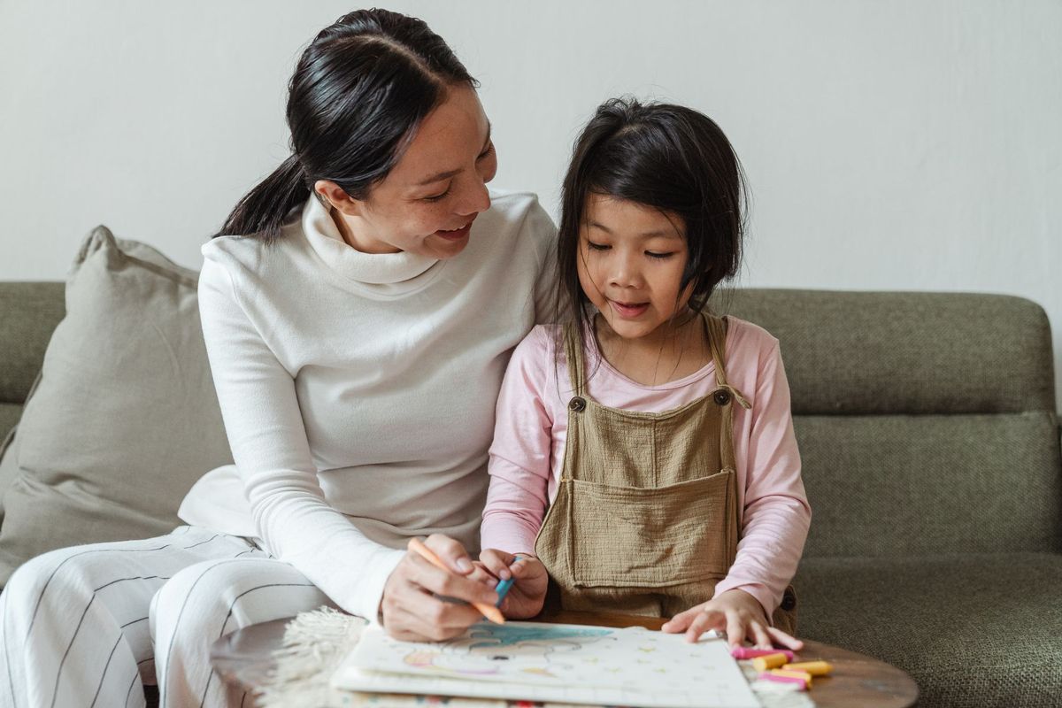 Phụ huynh cùng con học bài sau khi chọn gia sư phù hợp