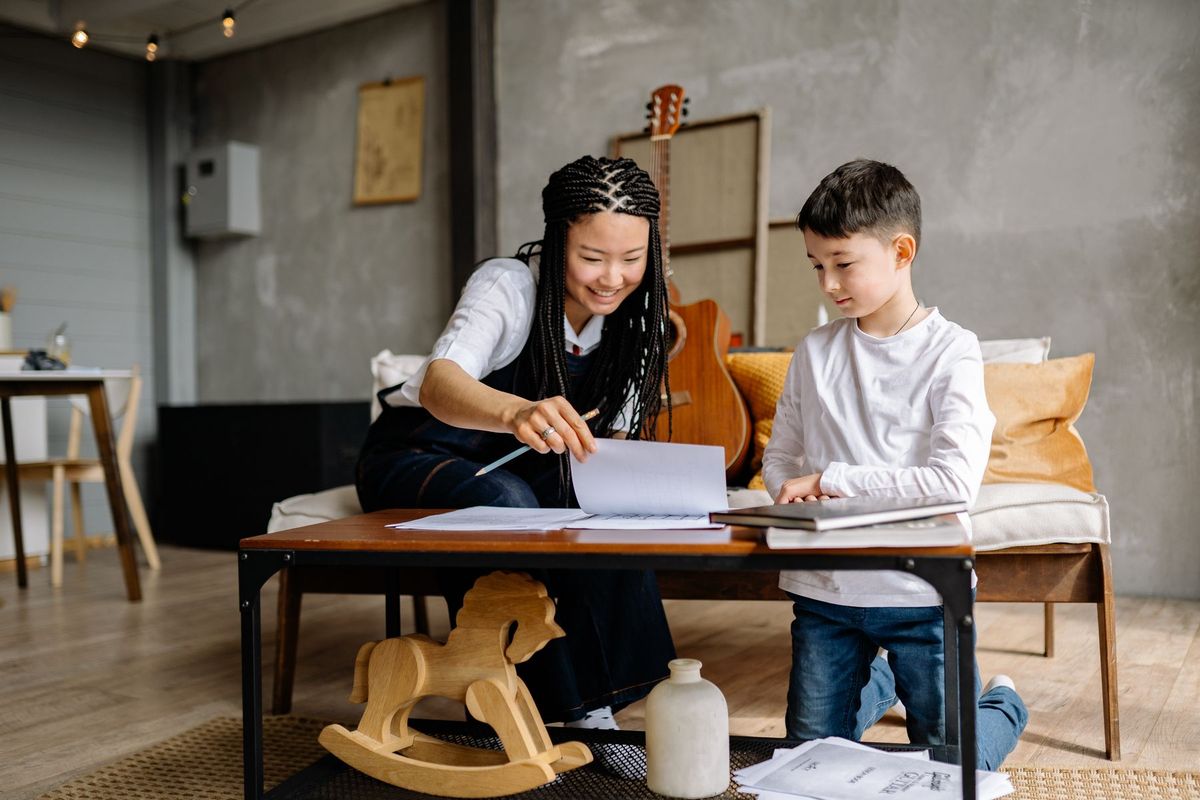 Gia sư kèm học sinh làm bài tập tại nhà