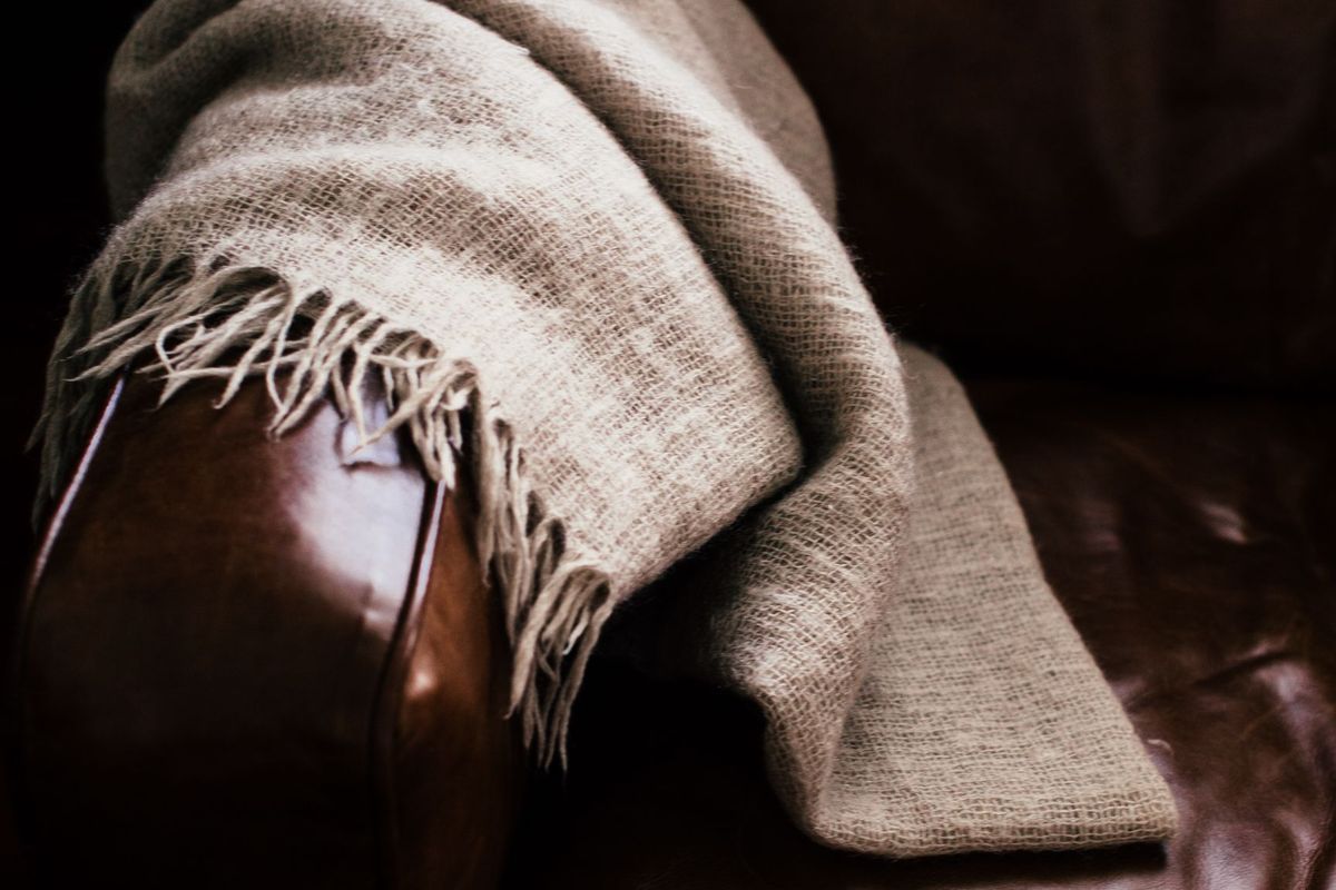 Bề mặt sofa da thật cần được vệ sinh sofa da và dưỡng định kỳ