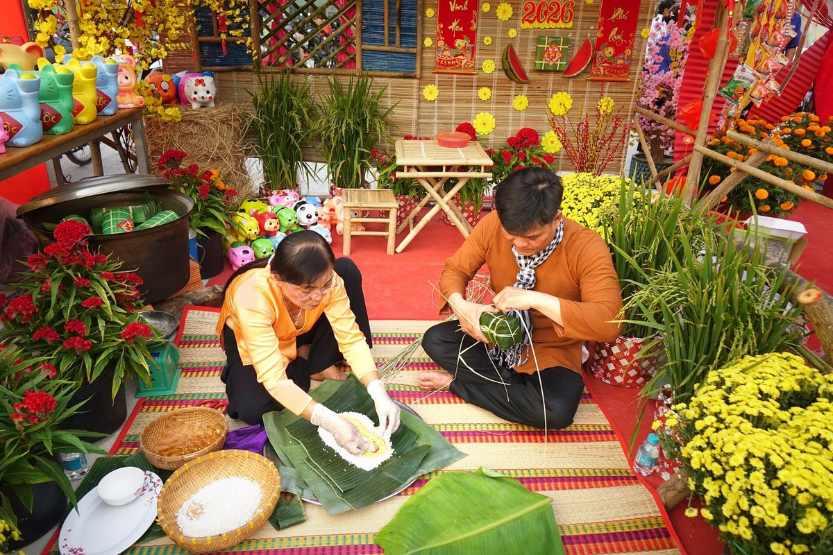 Gia đình gói bánh chưng sau khi dọn nhà đón Tết