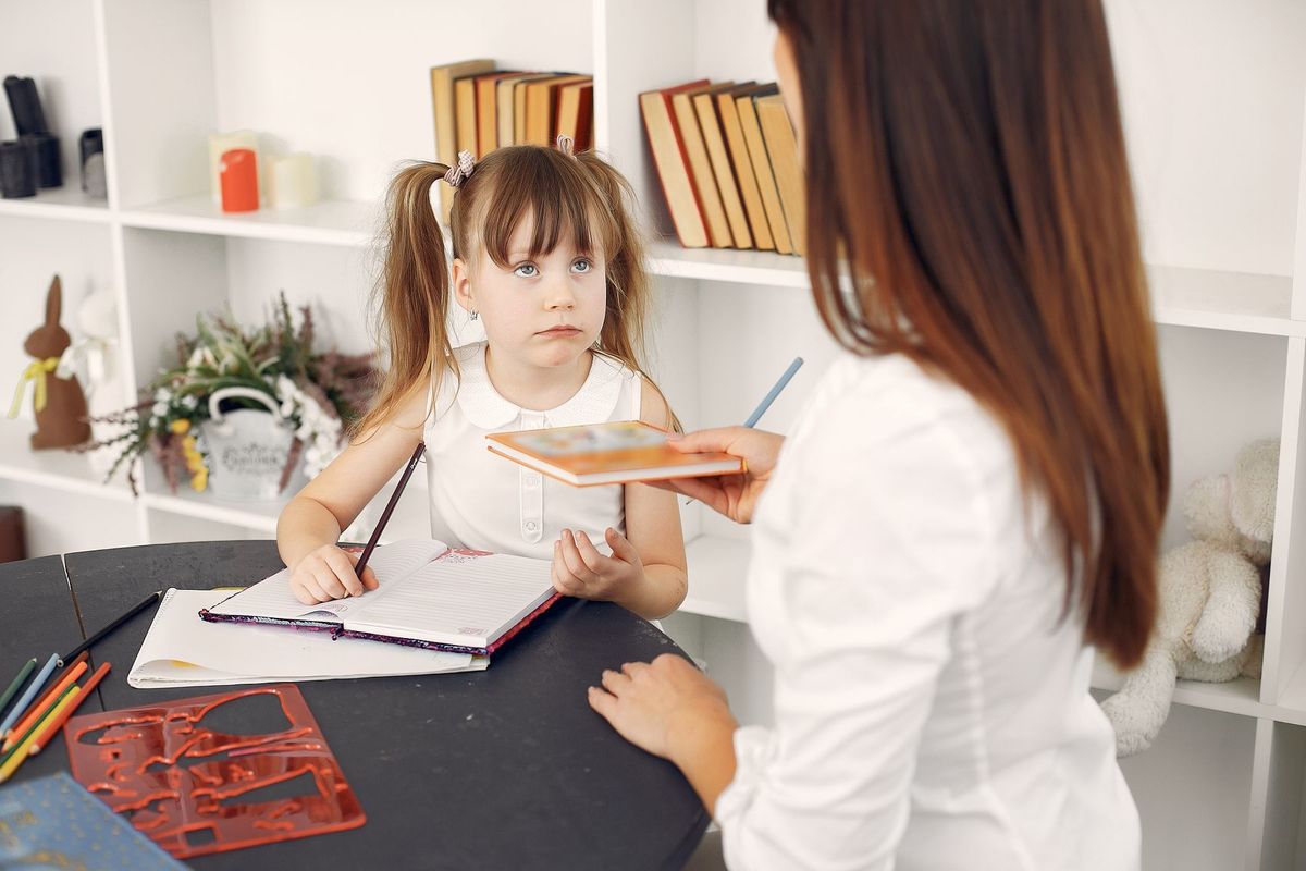 Bé học bài cùng gia sư tiếng Anh tại nhà