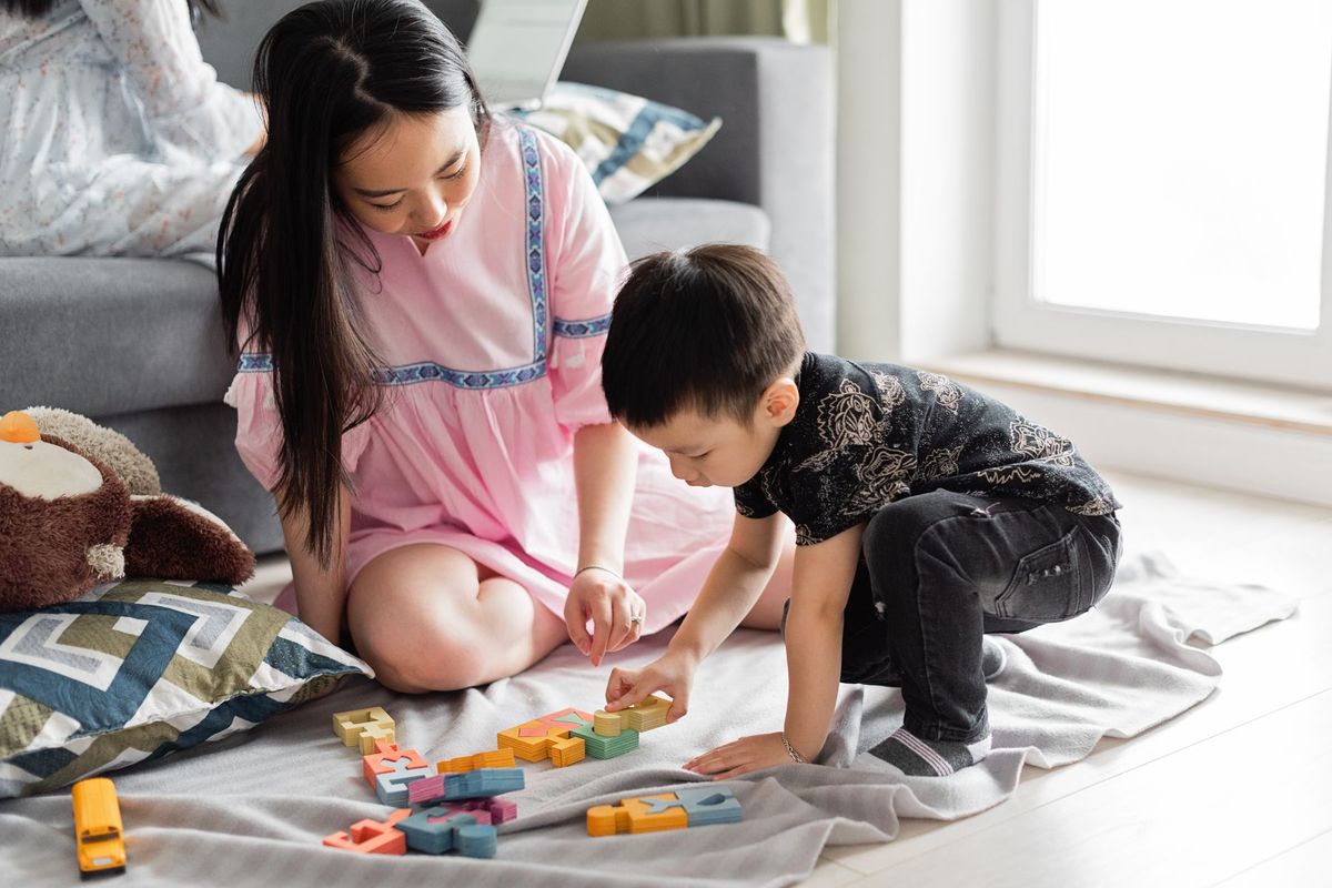Bảo mẫu trông trẻ theo giờ chơi xếp hình cùng bé tại nhà