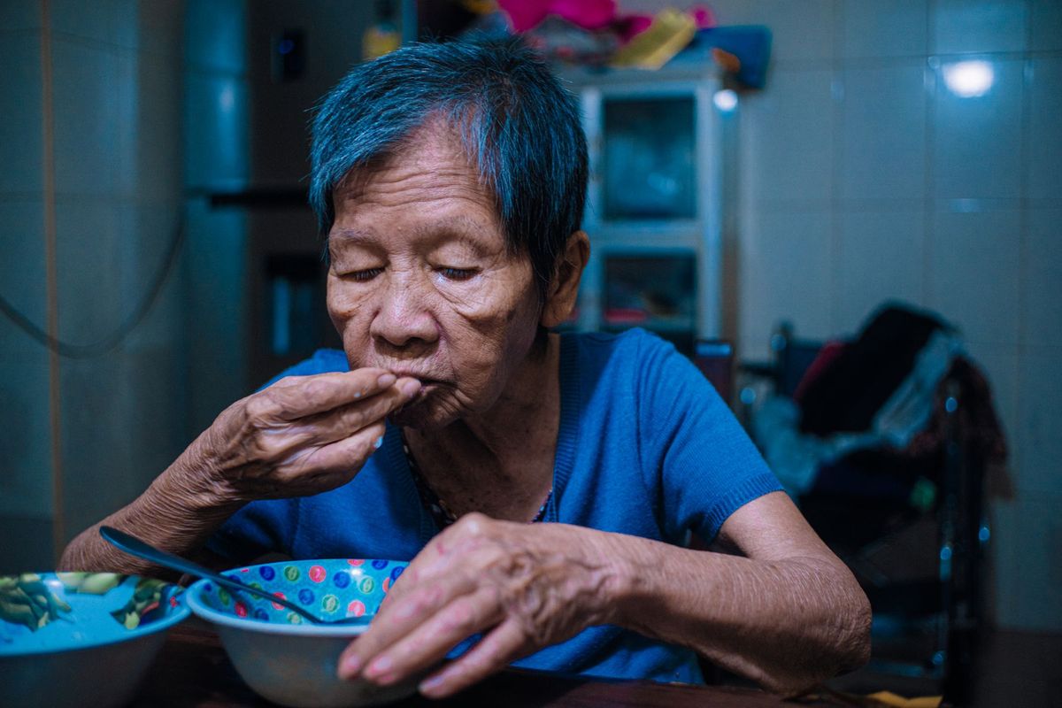 Hỗ trợ ăn uống là một phần quan trọng khi chăm sóc người già
