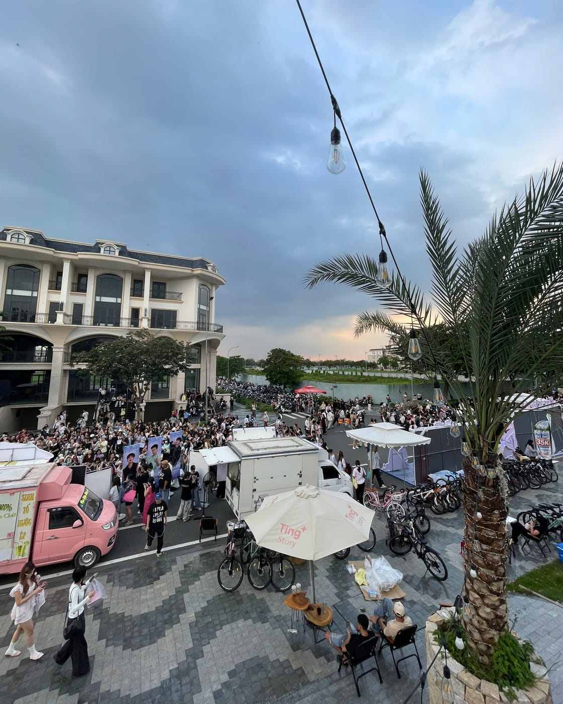 Fan concert Tinh Hà Say Hi tập trung trước Ting Story, Van Phuc City chiều 16/10