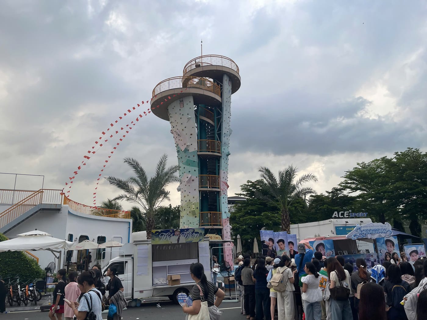 Xe trang trí của fan Tinh Hà Say Hi dưới chân Tháp Leo Núi, Van Phuc City