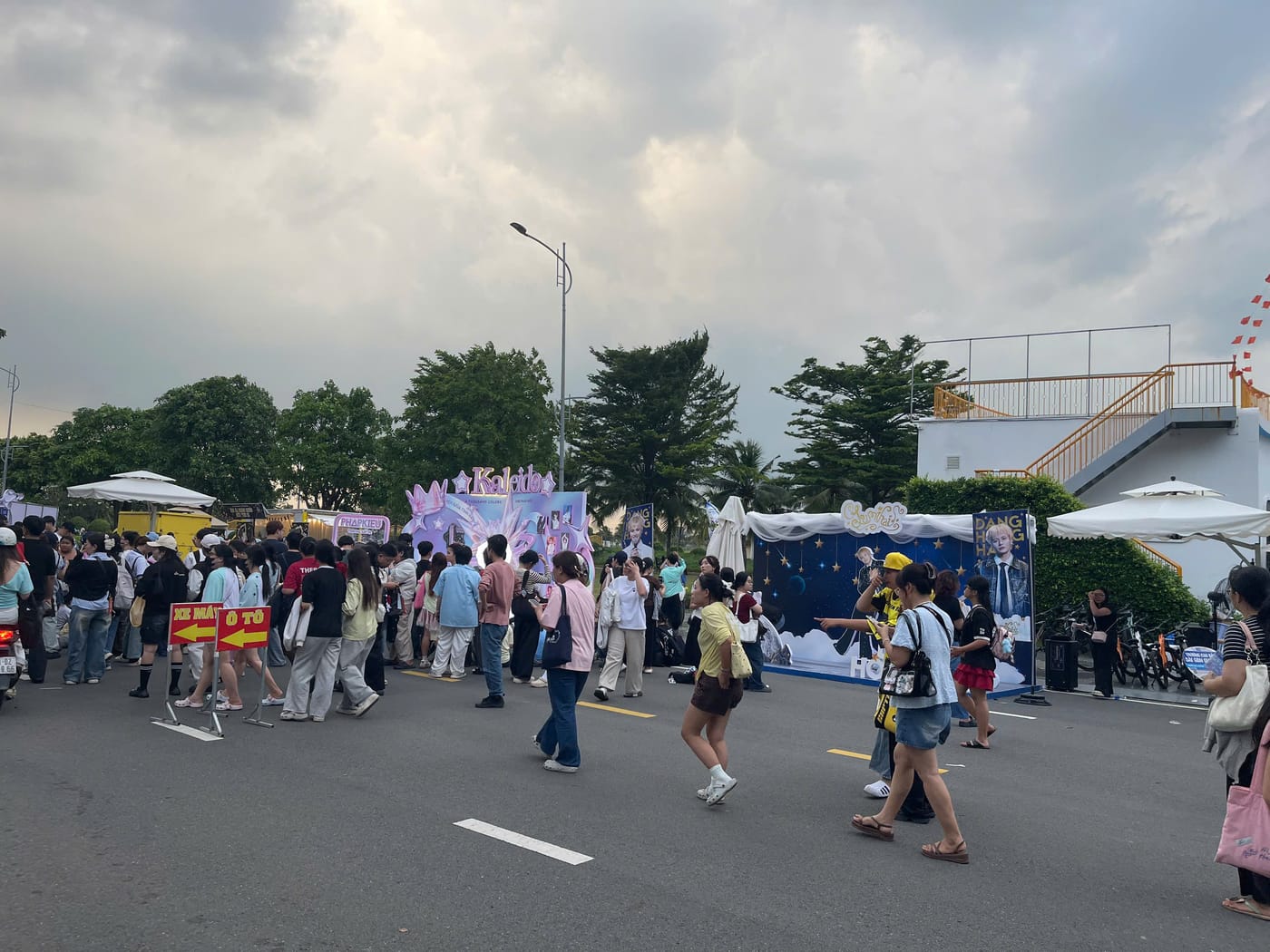 Biển chỉ dẫn gửi xe máy, ô tô và booth fan trước concert Tinh Hà Say Hi