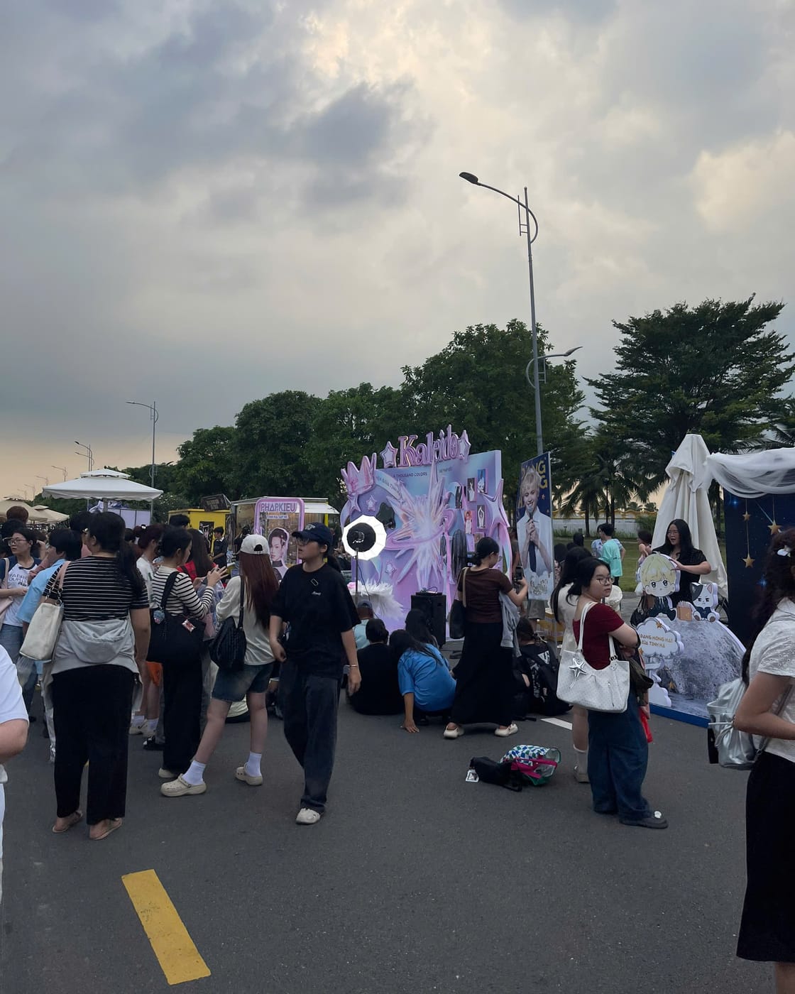 Booth check-in tông tím của fan concert Tinh Hà Say Hi tại Van Phuc City