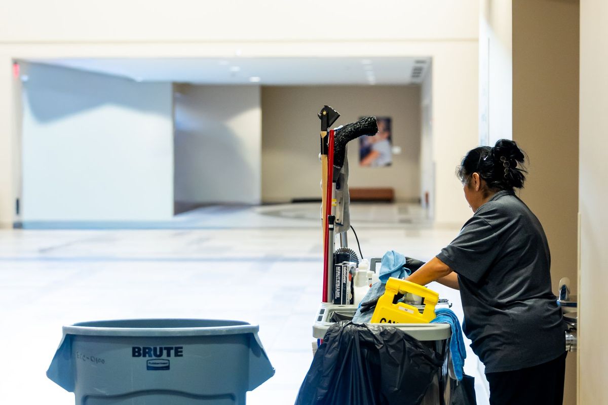 Nhân viên vệ sinh công nghiệp làm sạch sảnh tòa nhà