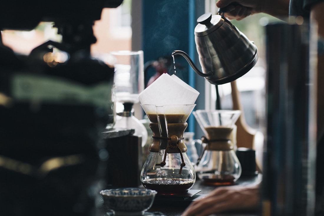 Người chủ quán pha cà phê